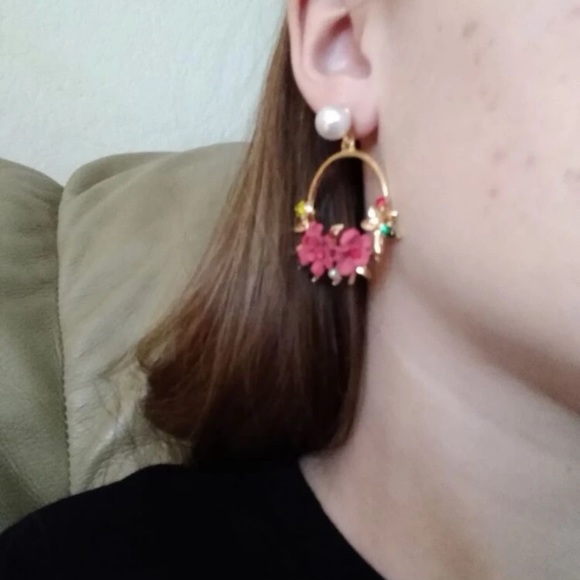 Red floral flower bouquet textured gold hoop pearl statement earrings - Picture 7 of 10